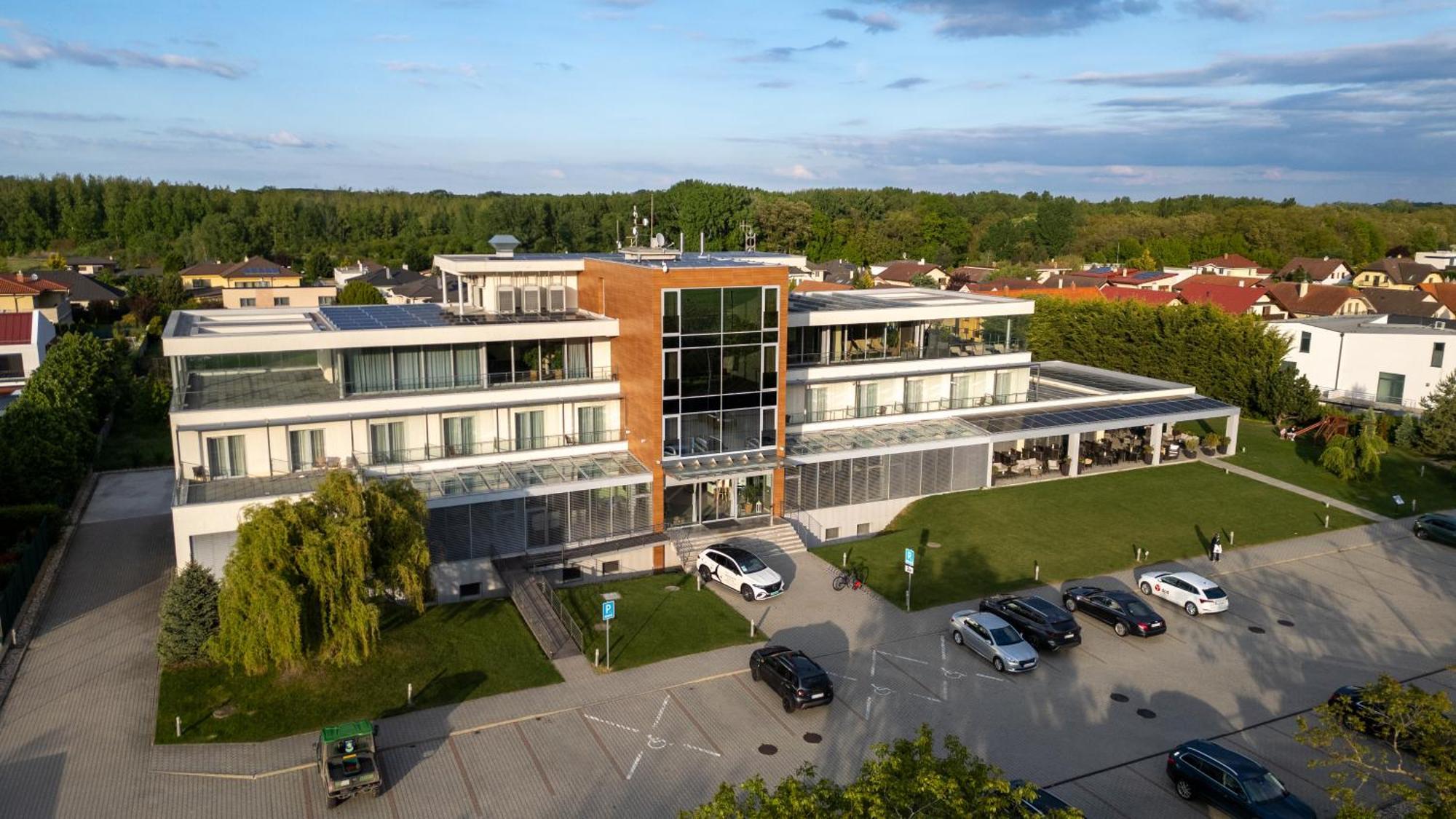 Hotel Ponteo - Activity Park Братислава Екстериор снимка