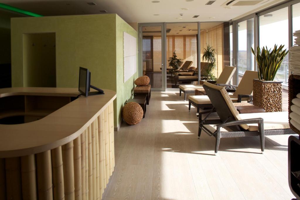 Hotel Ponteo - Activity Park Братислава Екстериор снимка